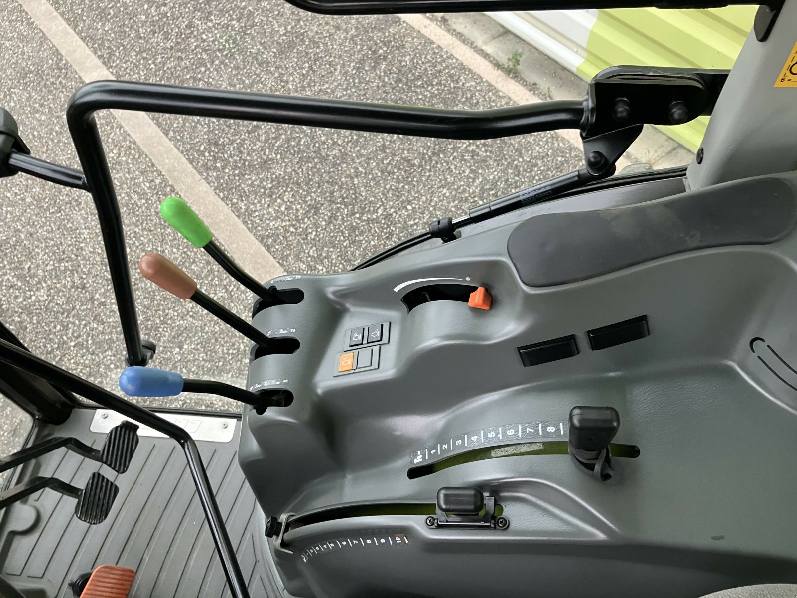 Traktor του τύπου CLAAS NEXOS 220 VL CABINE, Gebrauchtmaschine σε AILLAS (Φωτογραφία 10)