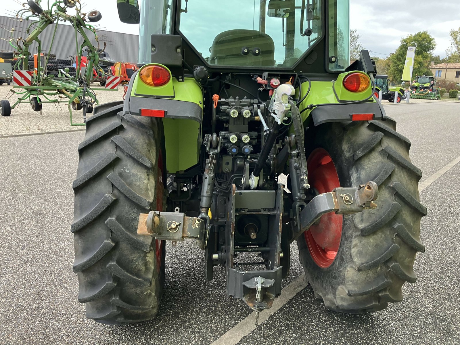 Traktor του τύπου CLAAS NEXOS 220 VL CABINE, Gebrauchtmaschine σε AILLAS (Φωτογραφία 4)
