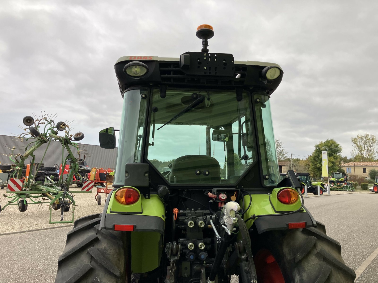Traktor του τύπου CLAAS NEXOS 220 VL CABINE, Gebrauchtmaschine σε AILLAS (Φωτογραφία 5)