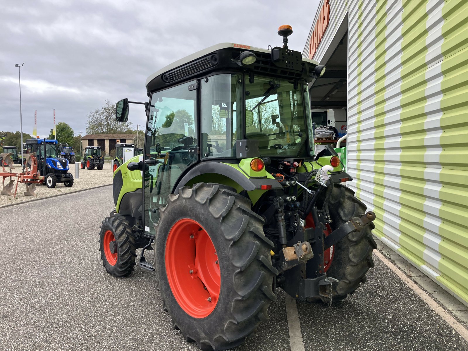 Traktor του τύπου CLAAS NEXOS 220 VL CABINE, Gebrauchtmaschine σε AILLAS (Φωτογραφία 3)