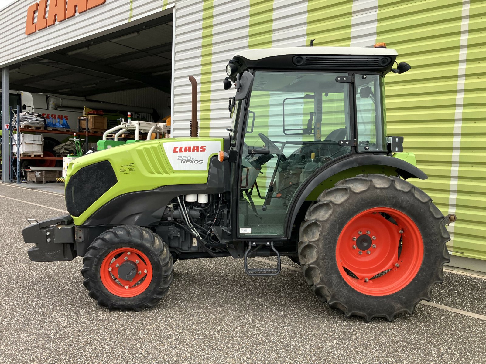 Traktor του τύπου CLAAS NEXOS 220 VL CABINE, Gebrauchtmaschine σε AILLAS (Φωτογραφία 2)