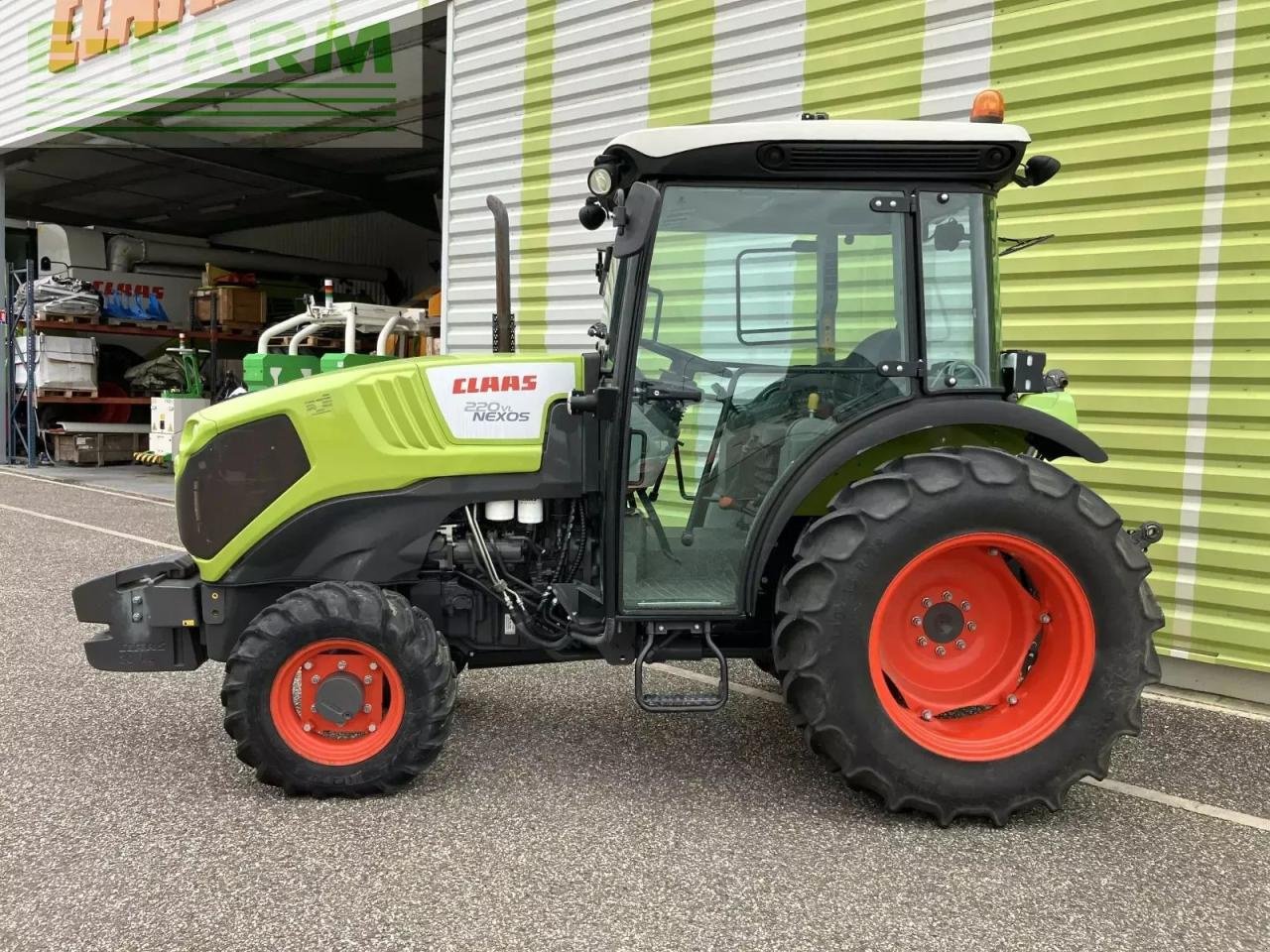 Traktor za tip CLAAS nexos 220 vl VL, Gebrauchtmaschine u AILLAS (33 - GIRONDE) (Slika 2)