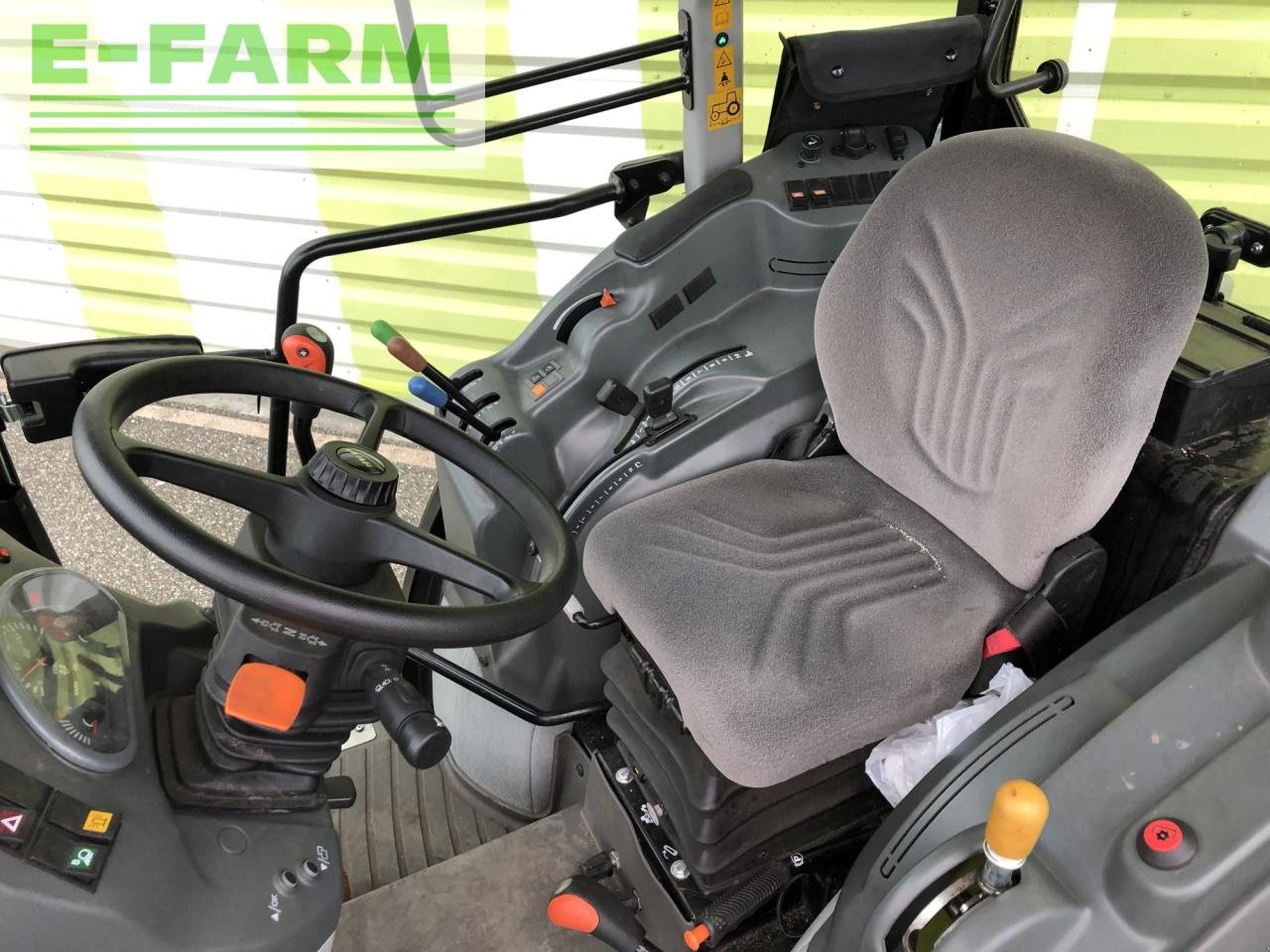 Traktor des Typs CLAAS nexos 220 vl, Gebrauchtmaschine in AILLAS (33 - GIRONDE) (Bild 6)