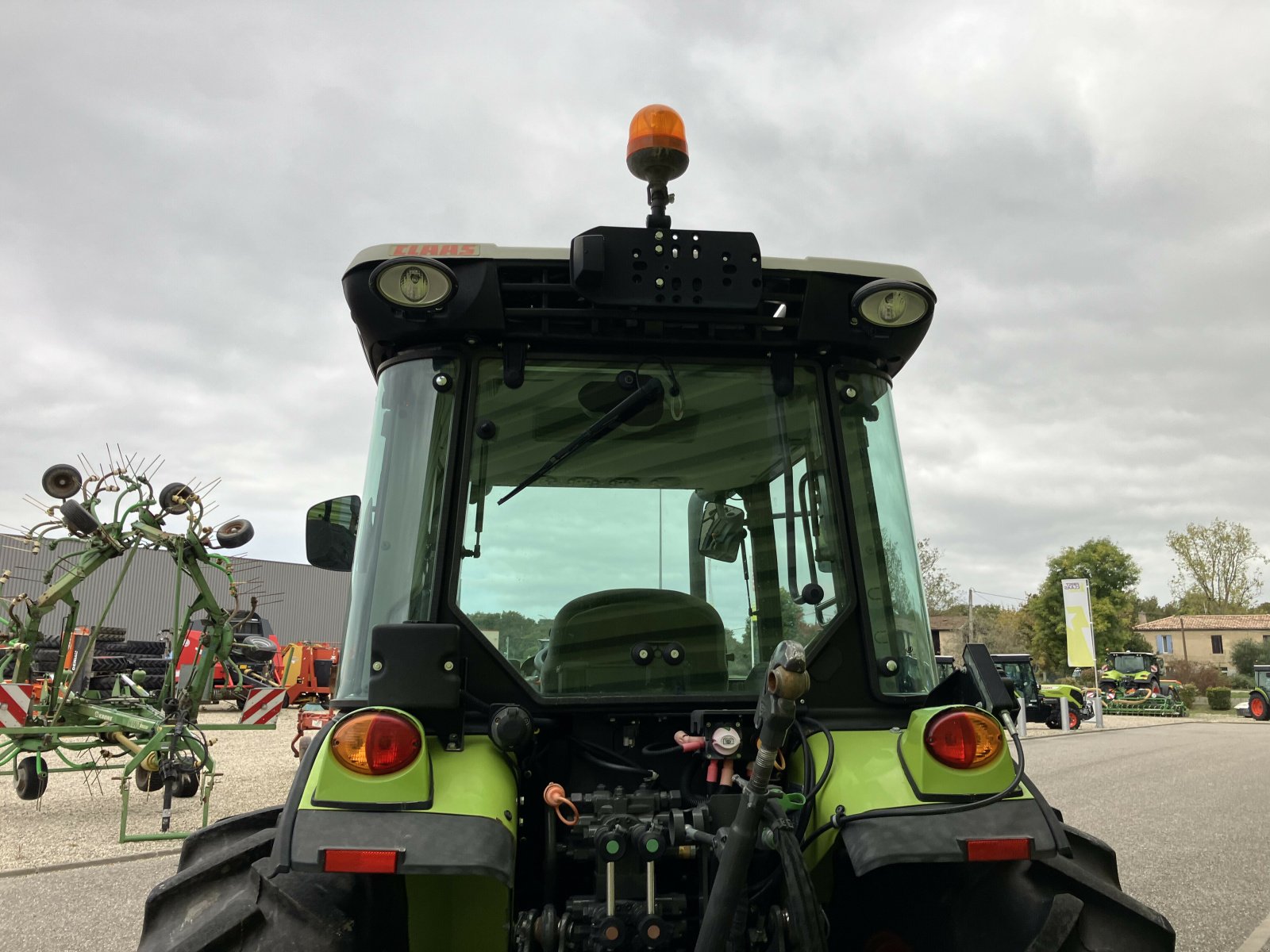 Traktor типа CLAAS NEXOS 220 VL, Gebrauchtmaschine в AILLAS (Фотография 4)