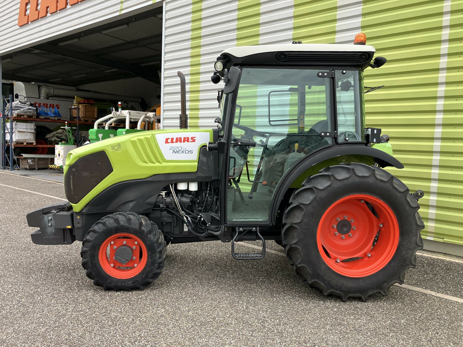 Traktor типа CLAAS NEXOS 220 VL, Gebrauchtmaschine в AILLAS (Фотография 2)