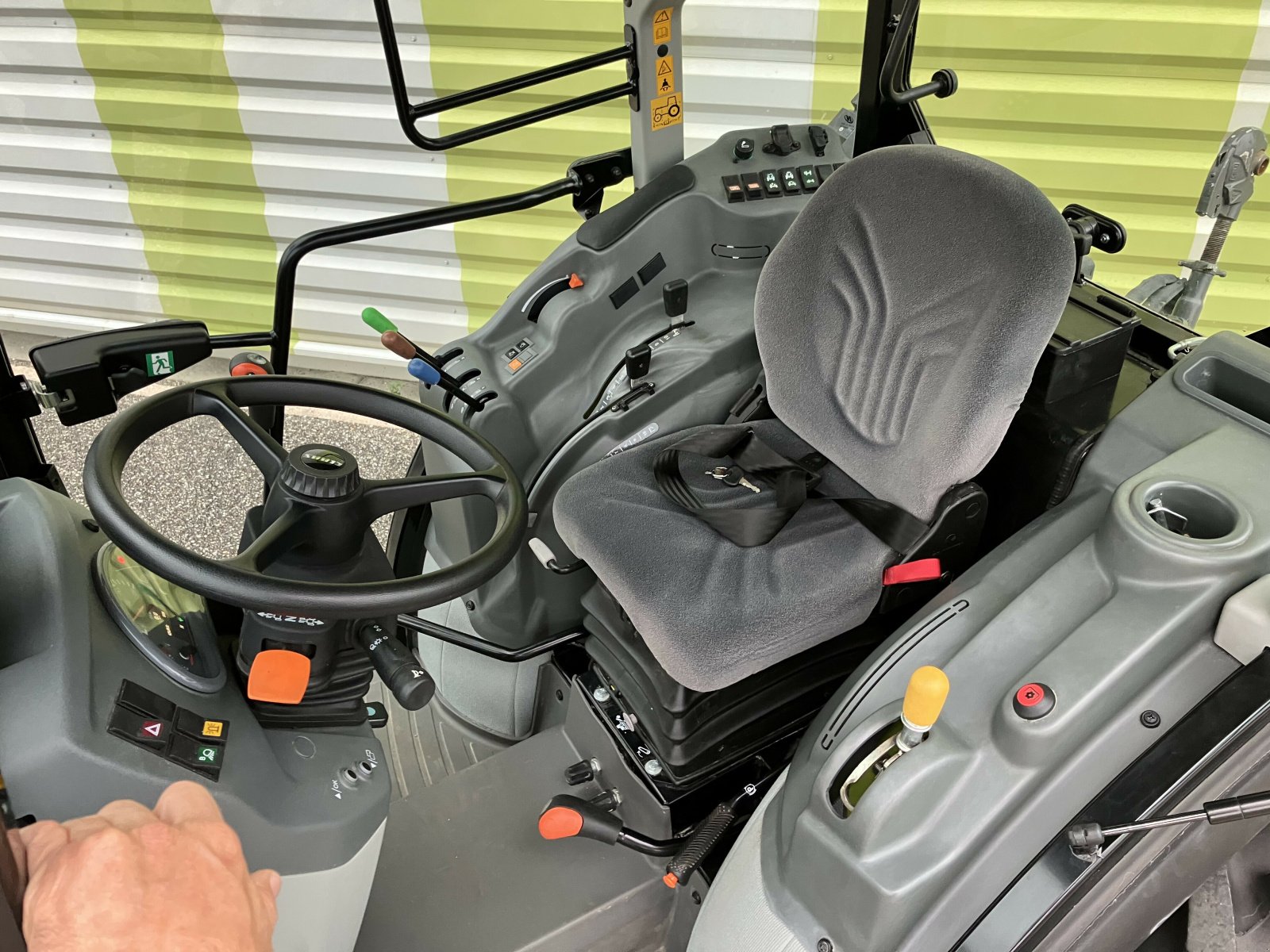 Traktor типа CLAAS NEXOS 220 VL, Gebrauchtmaschine в AILLAS (Фотография 7)