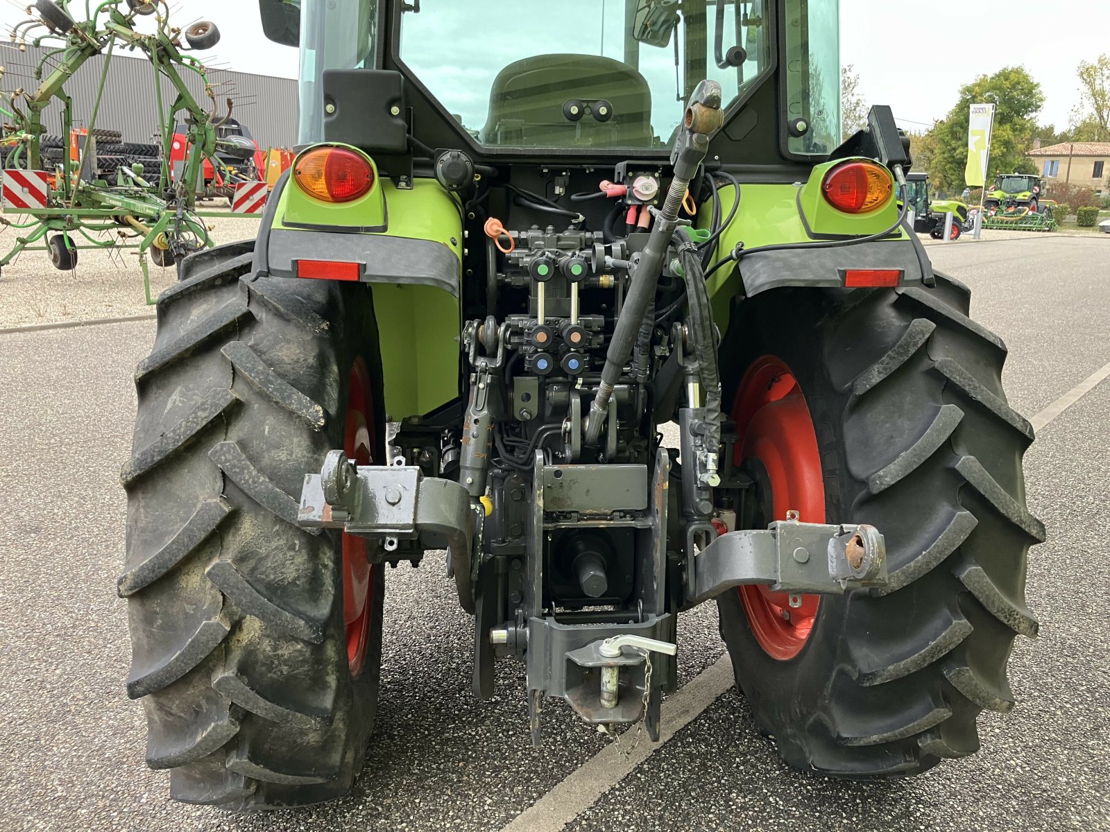 Traktor типа CLAAS NEXOS 220 VL, Gebrauchtmaschine в AILLAS (Фотография 3)