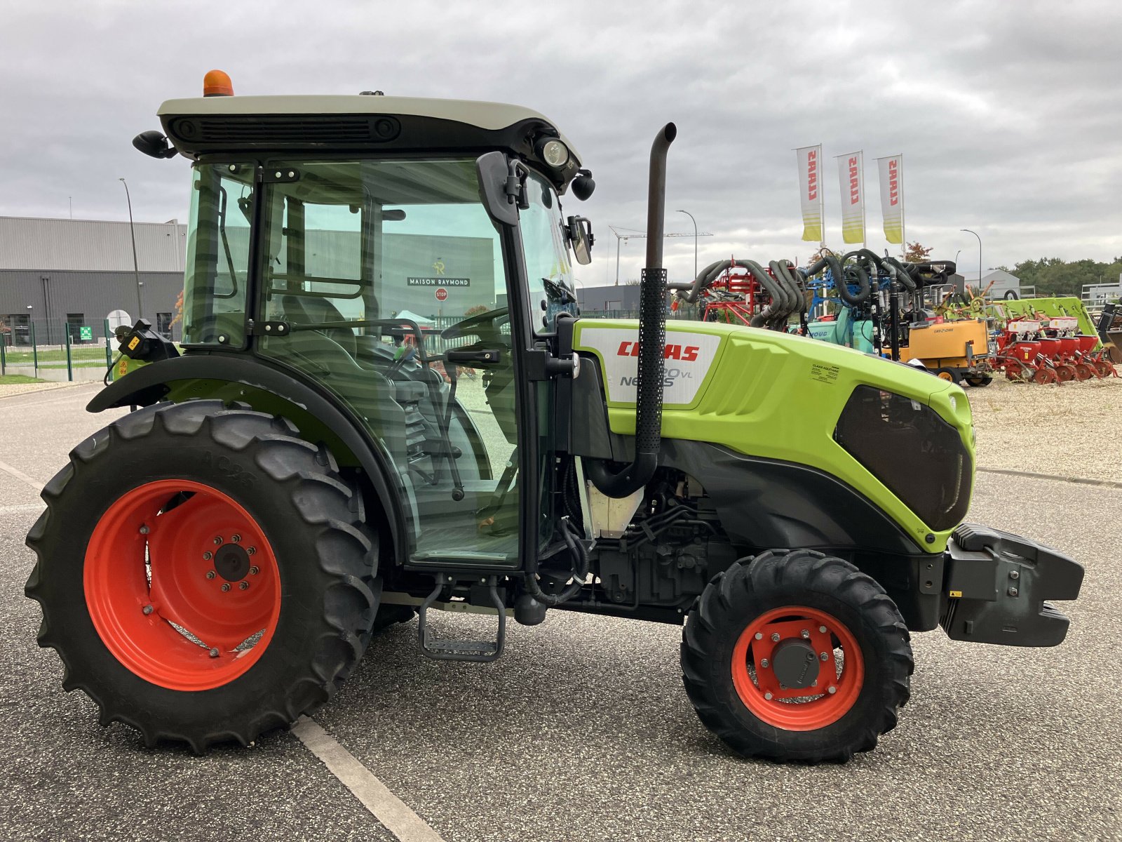 Traktor типа CLAAS NEXOS 220 VL, Gebrauchtmaschine в AILLAS (Фотография 5)
