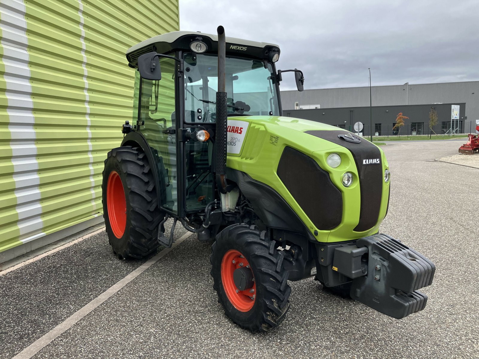Traktor типа CLAAS NEXOS 220 VL, Gebrauchtmaschine в AILLAS (Фотография 6)