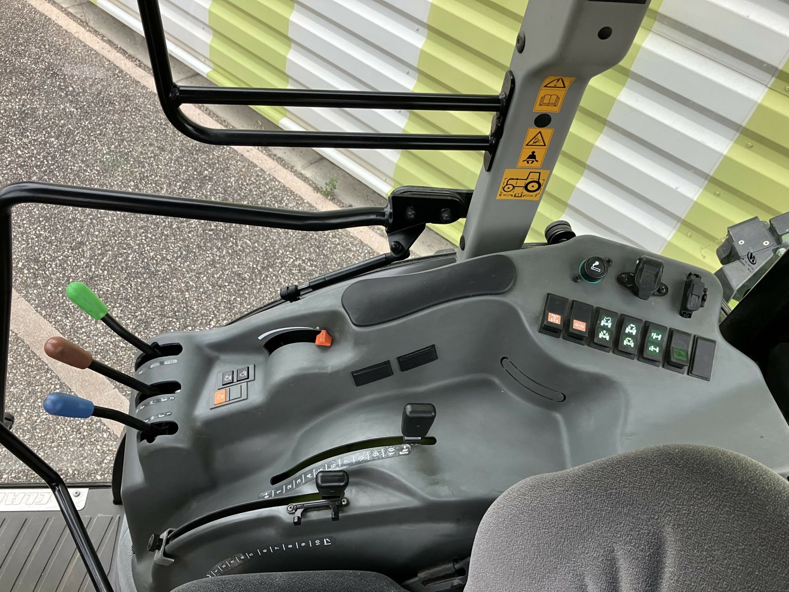 Traktor типа CLAAS NEXOS 220 VL, Gebrauchtmaschine в AILLAS (Фотография 8)