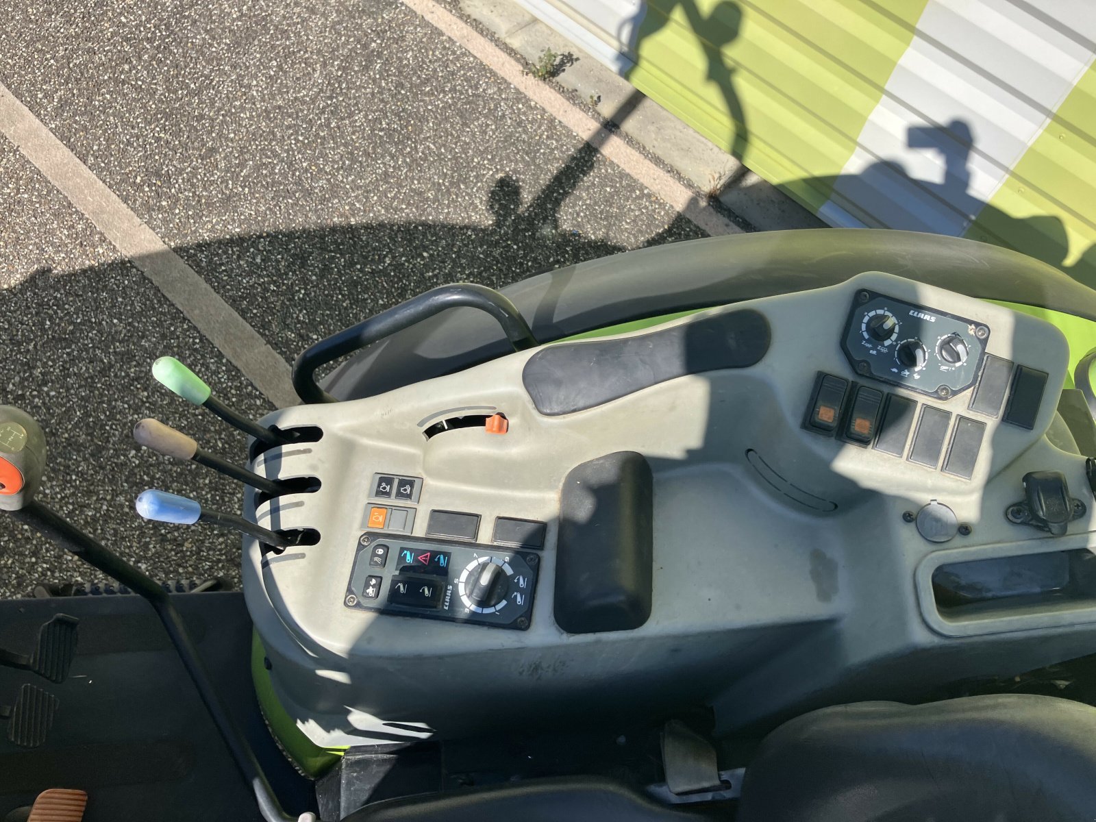 Traktor del tipo CLAAS NEXOS 230 F ARCEAU, Gebrauchtmaschine In AILLAS (Immagine 8)