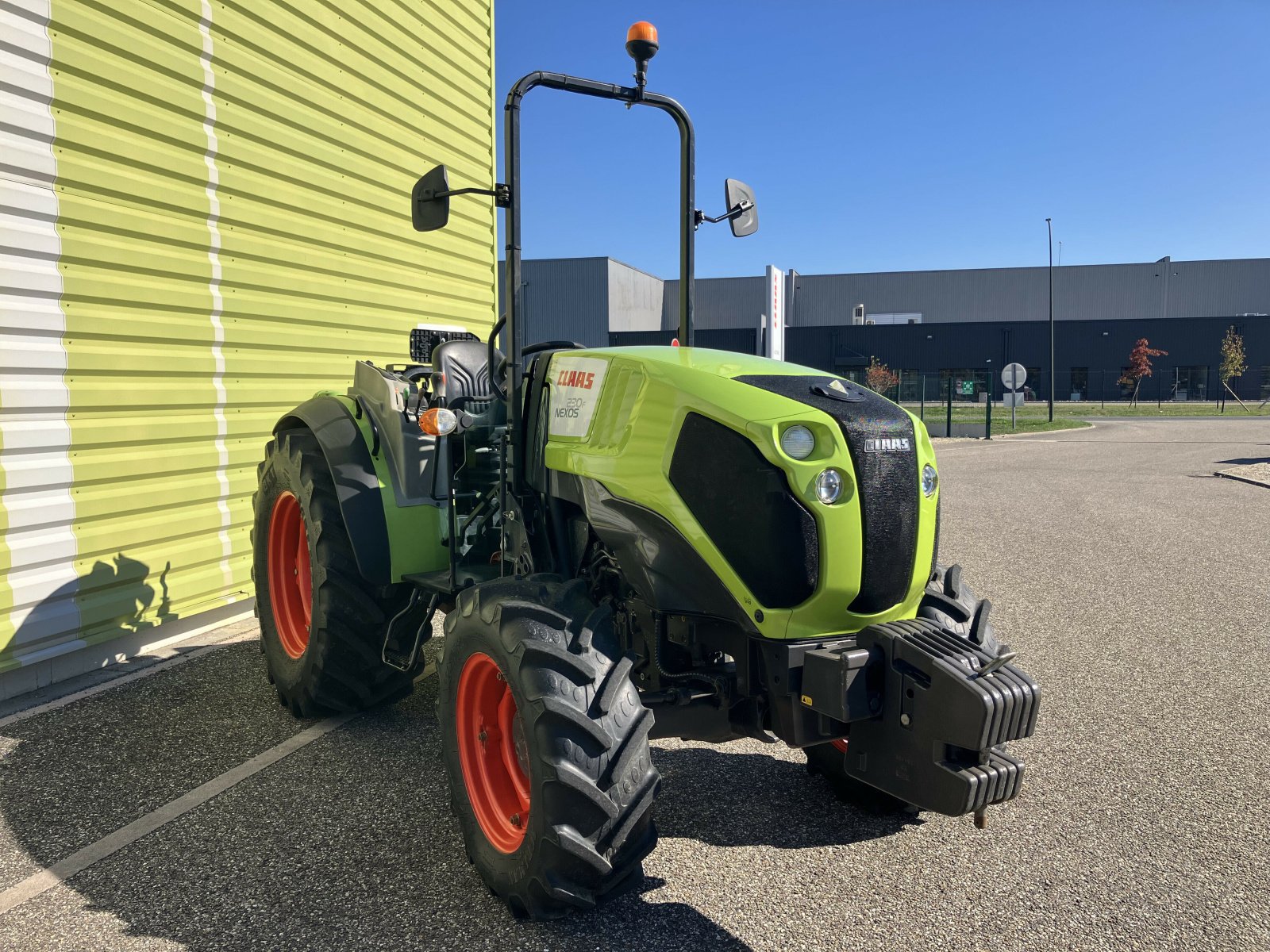 Traktor del tipo CLAAS NEXOS 230 F ARCEAU, Gebrauchtmaschine In AILLAS (Immagine 6)