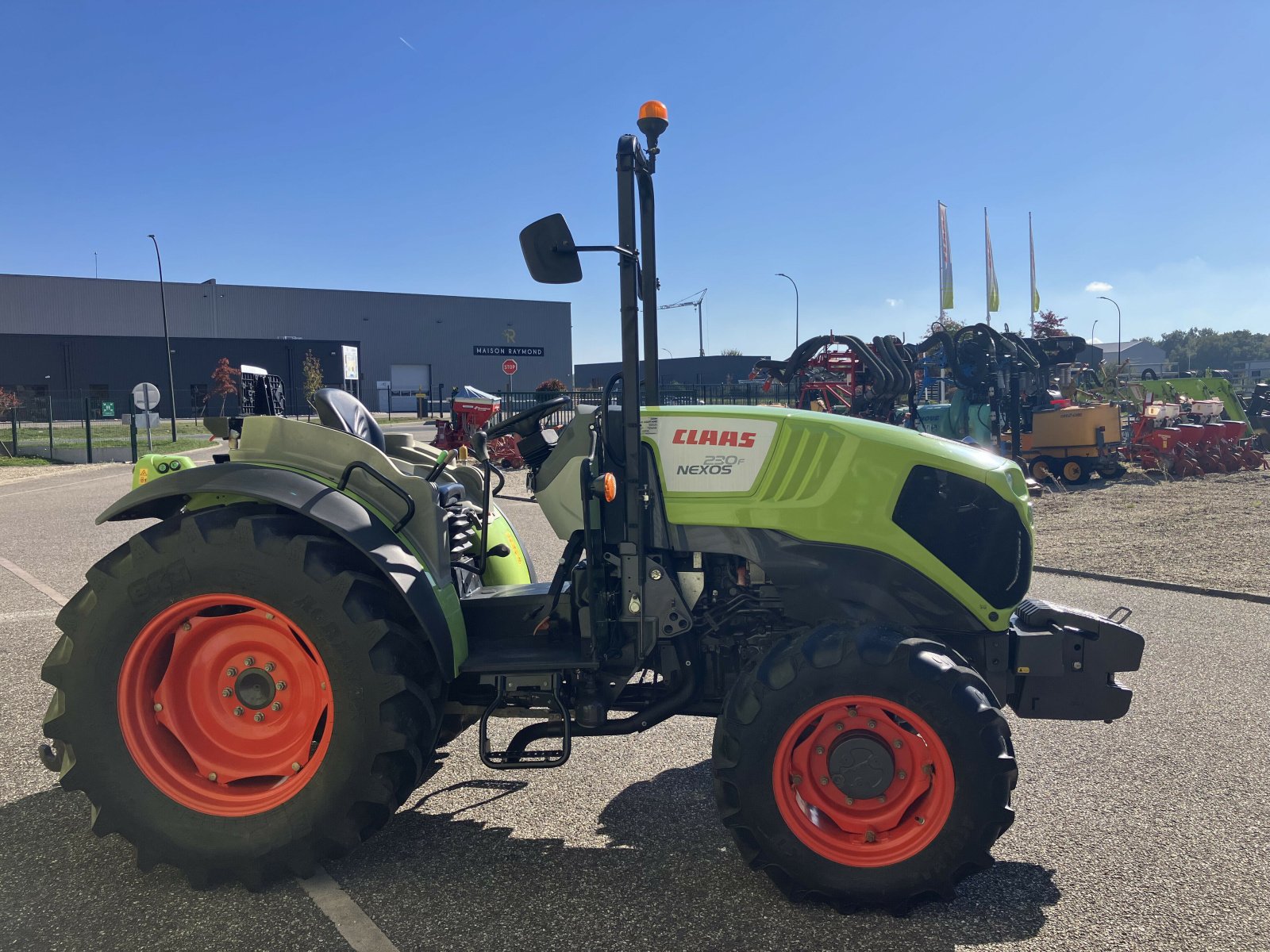 Traktor del tipo CLAAS NEXOS 230 F ARCEAU, Gebrauchtmaschine In AILLAS (Immagine 5)
