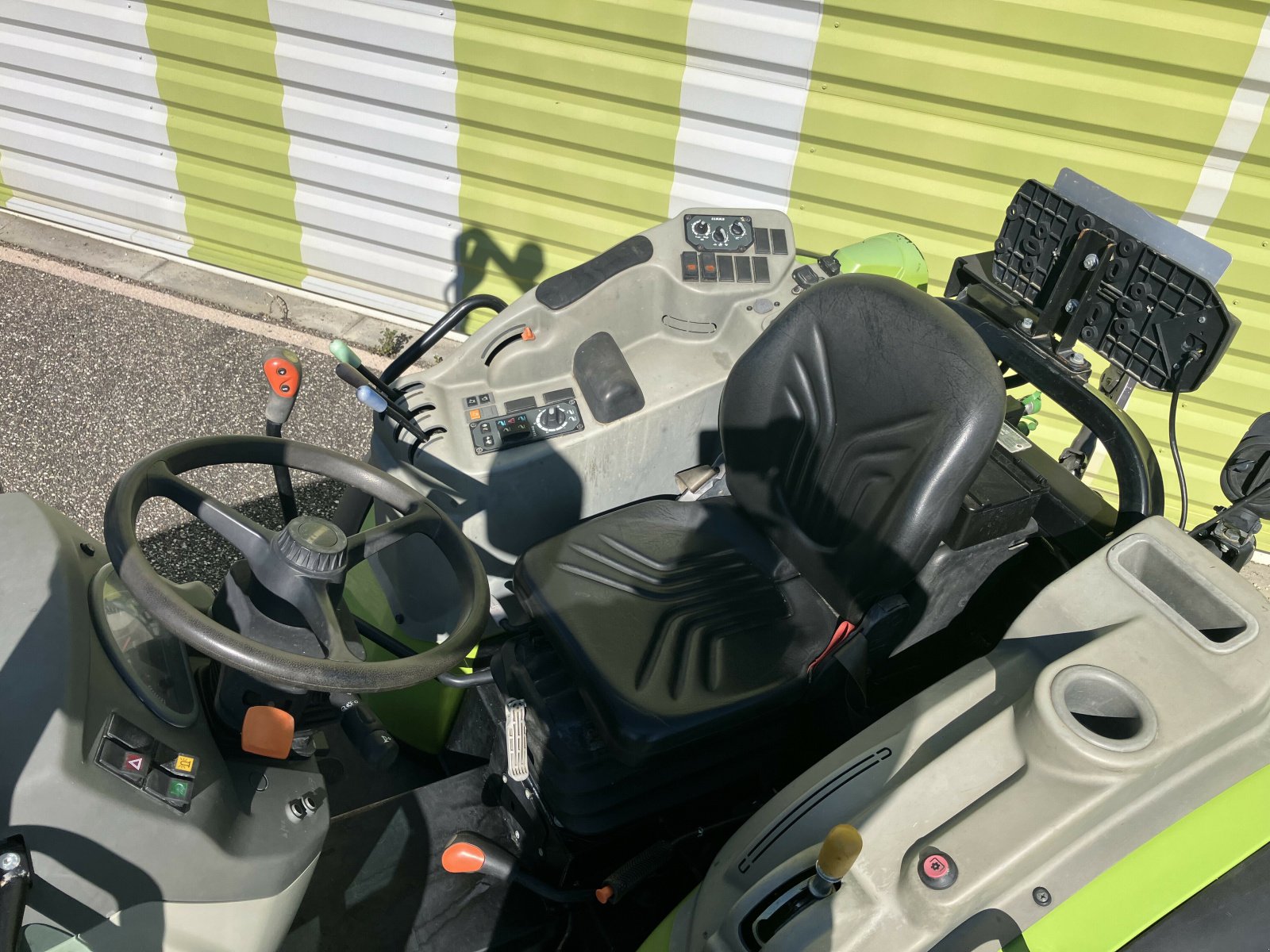 Traktor del tipo CLAAS NEXOS 230 F ARCEAU, Gebrauchtmaschine In AILLAS (Immagine 7)