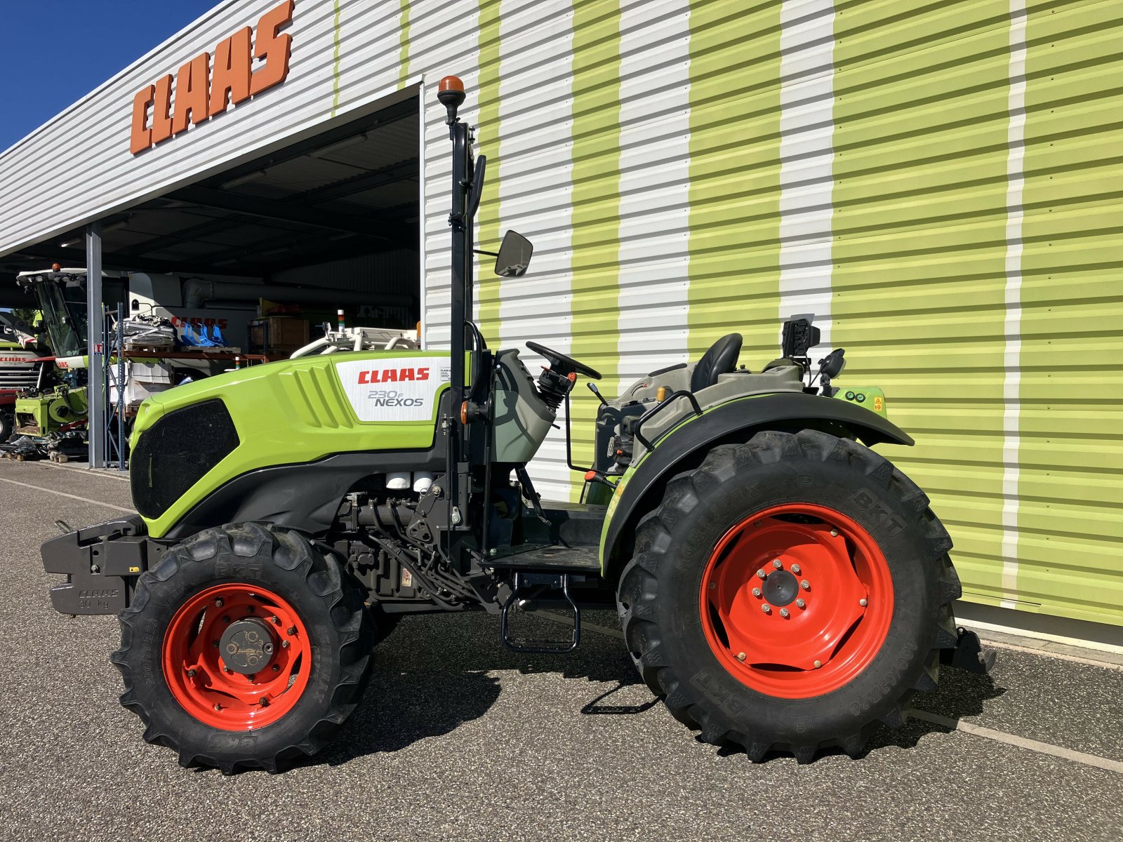 Traktor del tipo CLAAS NEXOS 230 F ARCEAU, Gebrauchtmaschine In AILLAS (Immagine 2)