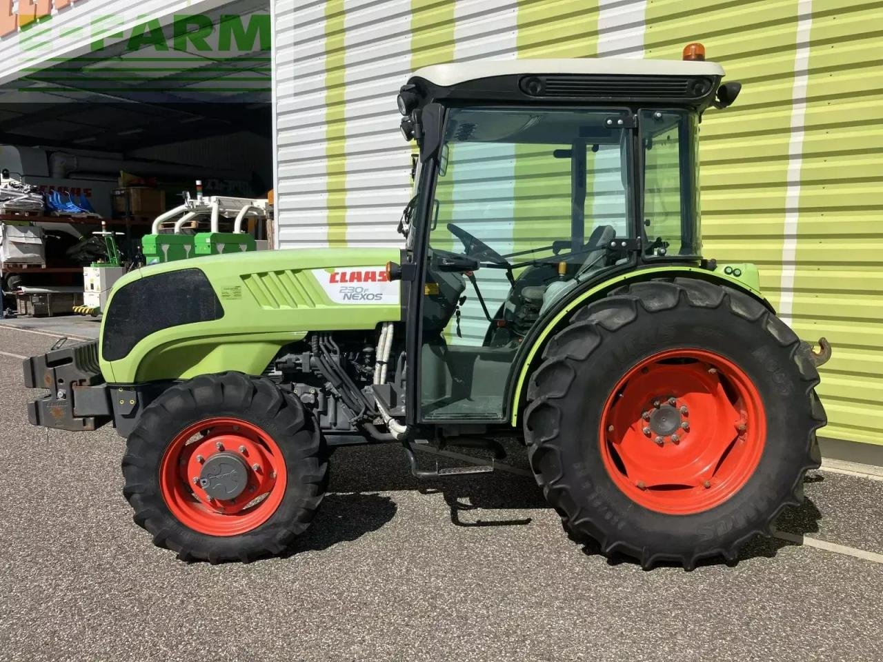 Traktor typu CLAAS nexos 230 f, Gebrauchtmaschine v AILLAS (33 - GIRONDE) (Obrázek 2)