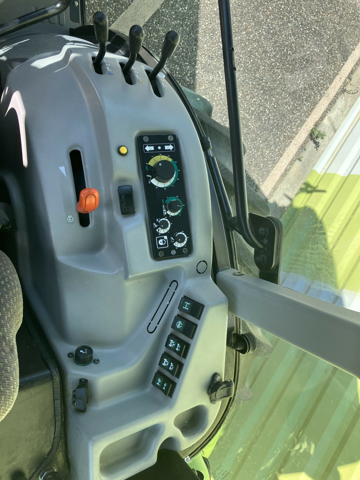 Traktor typu CLAAS NEXOS 230 F, Gebrauchtmaschine v AILLAS (Obrázek 7)