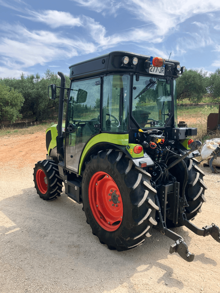 Traktor des Typs CLAAS NEXOS 230 M LS+, Gebrauchtmaschine in SAINT ANDIOL (Bild 2)