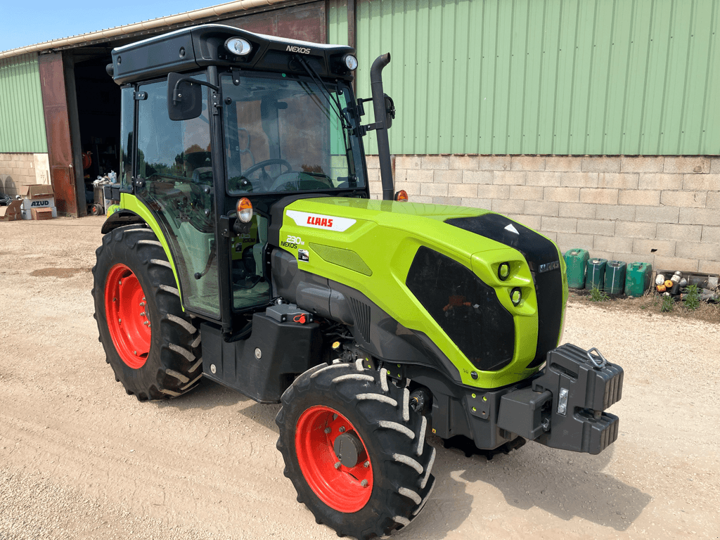 Traktor des Typs CLAAS NEXOS 230 M LS+, Gebrauchtmaschine in SAINT ANDIOL (Bild 4)