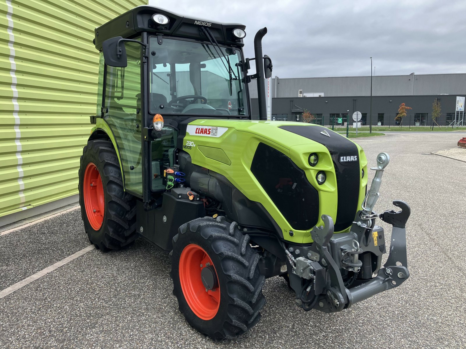 Traktor типа CLAAS NEXOS 230 M, Gebrauchtmaschine в AILLAS (Фотография 9)