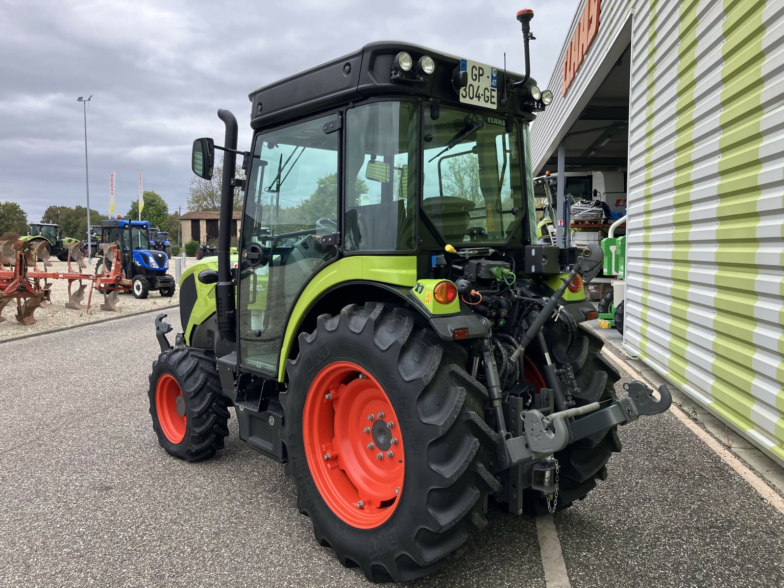 Traktor типа CLAAS NEXOS 230 M, Gebrauchtmaschine в AILLAS (Фотография 4)