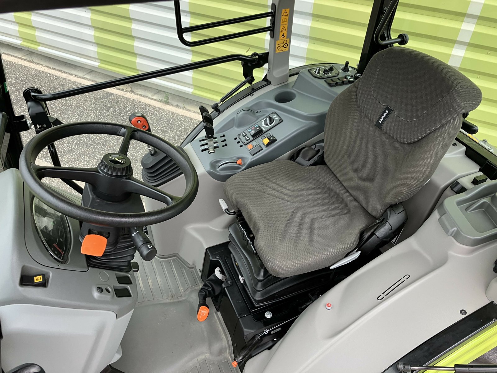 Traktor типа CLAAS NEXOS 230 M, Gebrauchtmaschine в AILLAS (Фотография 10)