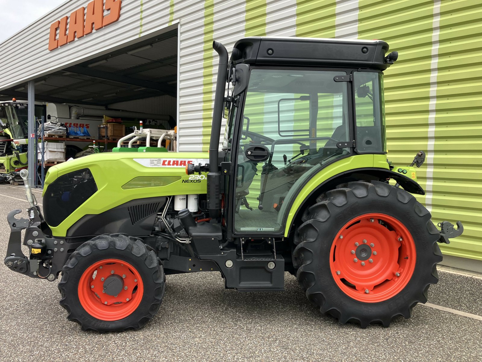 Traktor типа CLAAS NEXOS 230 M, Gebrauchtmaschine в AILLAS (Фотография 2)