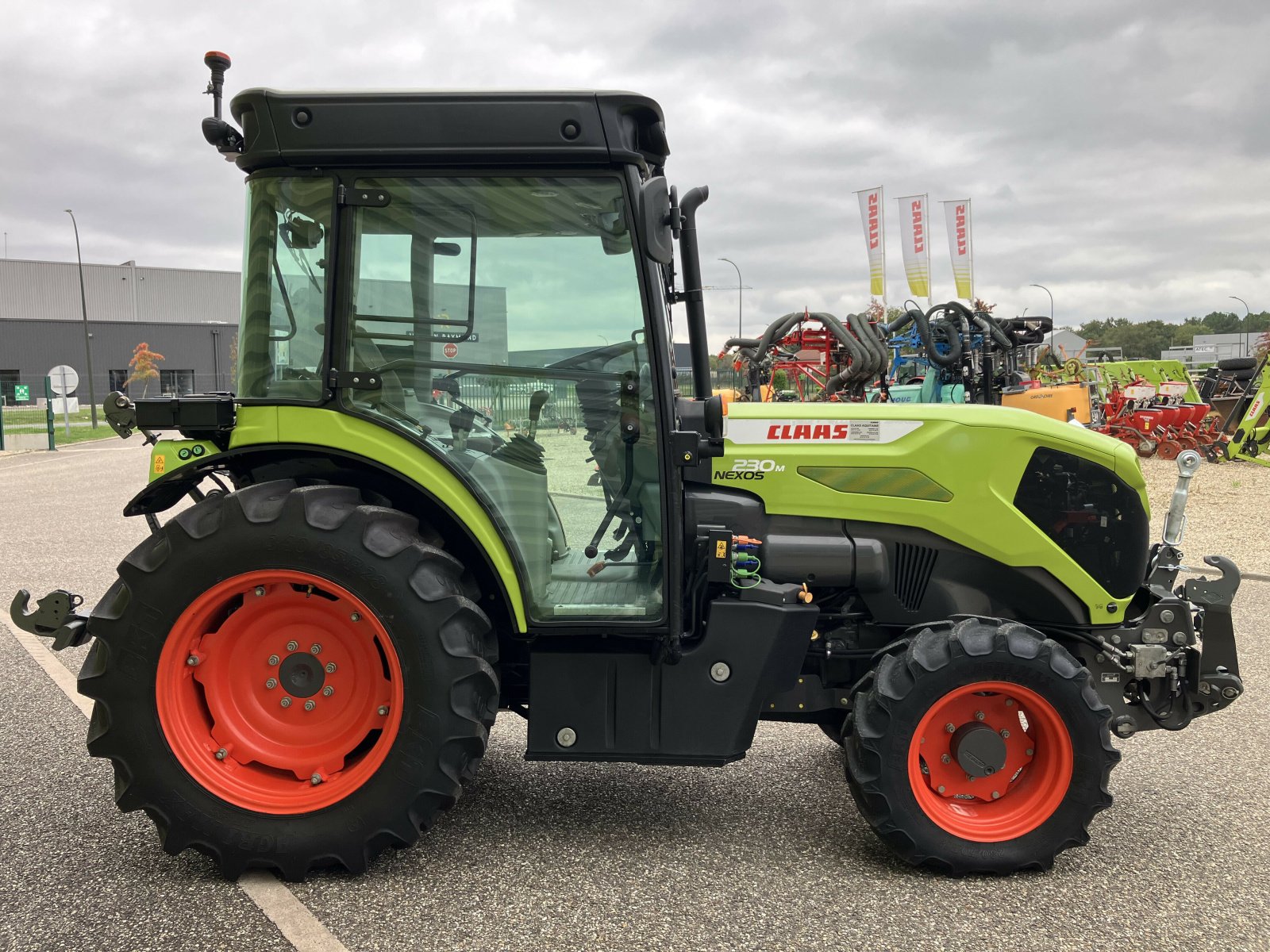 Traktor типа CLAAS NEXOS 230 M, Gebrauchtmaschine в AILLAS (Фотография 8)