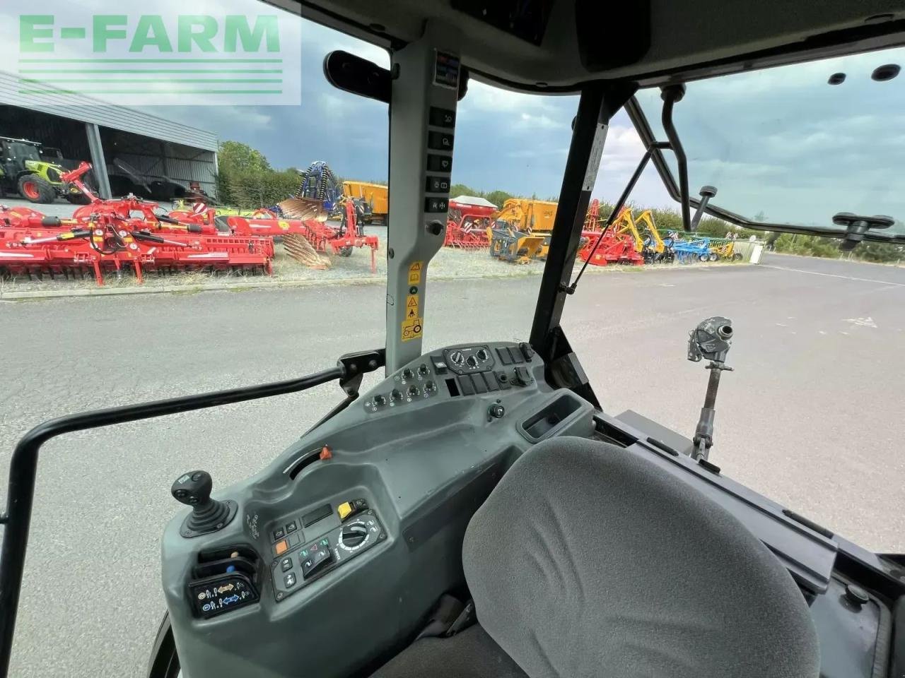 Traktor des Typs CLAAS nexos 230 vl VL, Gebrauchtmaschine in SAULZET (Bild 11)