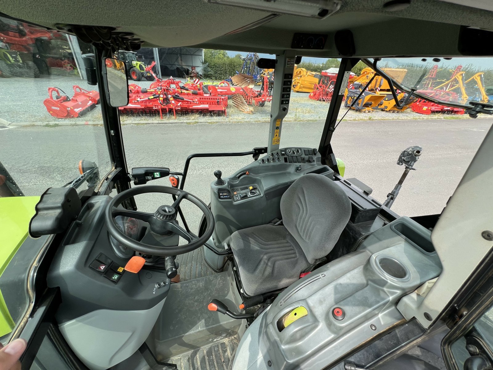 Traktor typu CLAAS NEXOS 230 VL, Gebrauchtmaschine v Gannat (Obrázek 10)