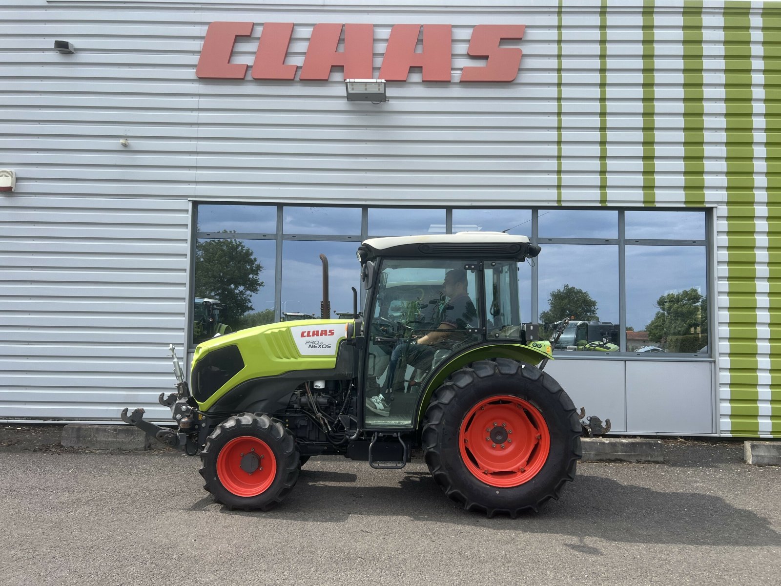 Traktor typu CLAAS NEXOS 230 VL, Gebrauchtmaschine v Gannat (Obrázek 4)