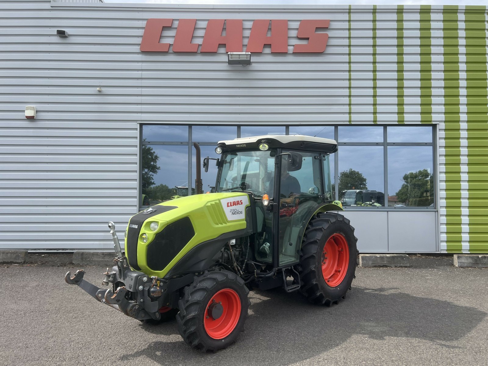Traktor typu CLAAS NEXOS 230 VL, Gebrauchtmaschine v Gannat (Obrázek 3)