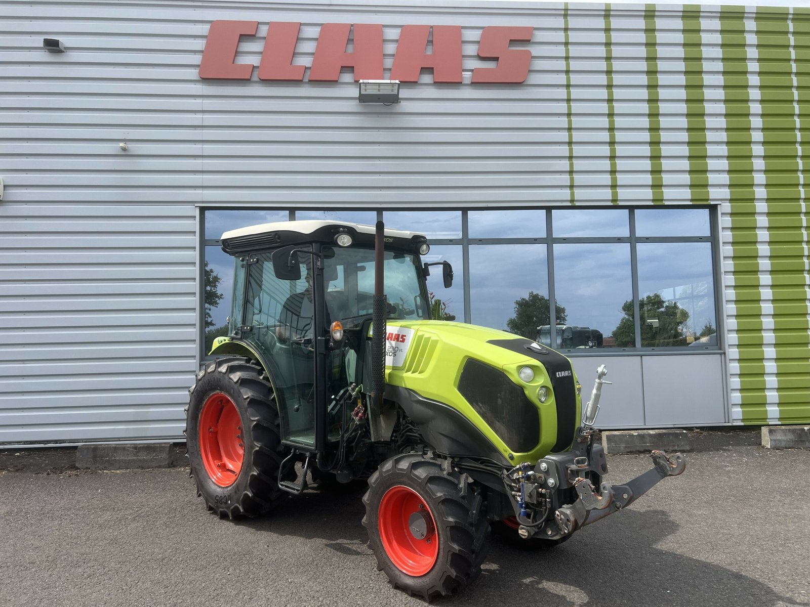 Traktor typu CLAAS NEXOS 230 VL, Gebrauchtmaschine v Gannat (Obrázek 1)