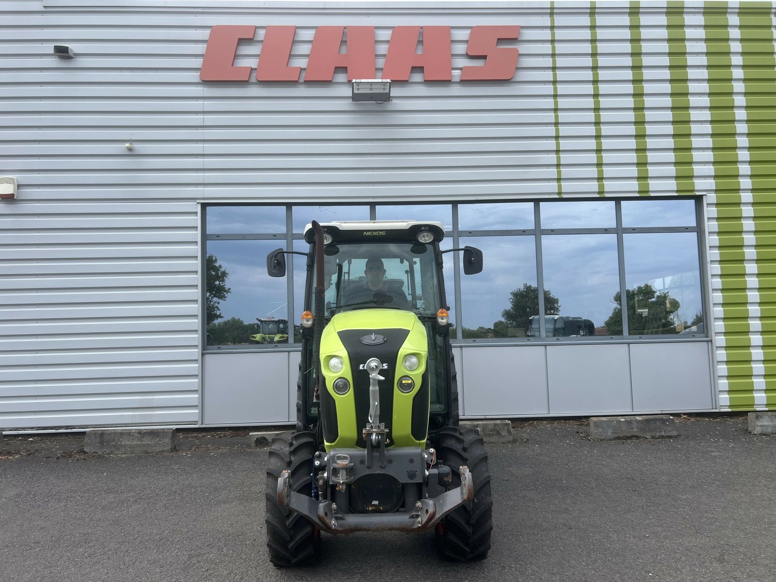 Traktor typu CLAAS NEXOS 230 VL, Gebrauchtmaschine v Gannat (Obrázek 2)
