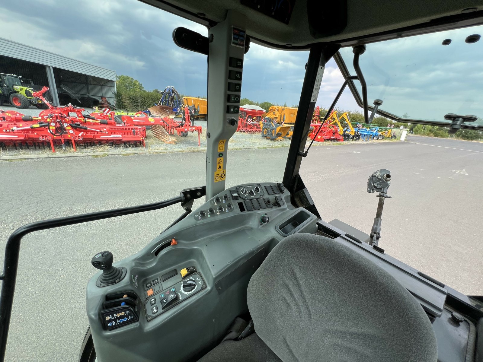 Traktor typu CLAAS NEXOS 230 VL, Gebrauchtmaschine v Gannat (Obrázek 11)