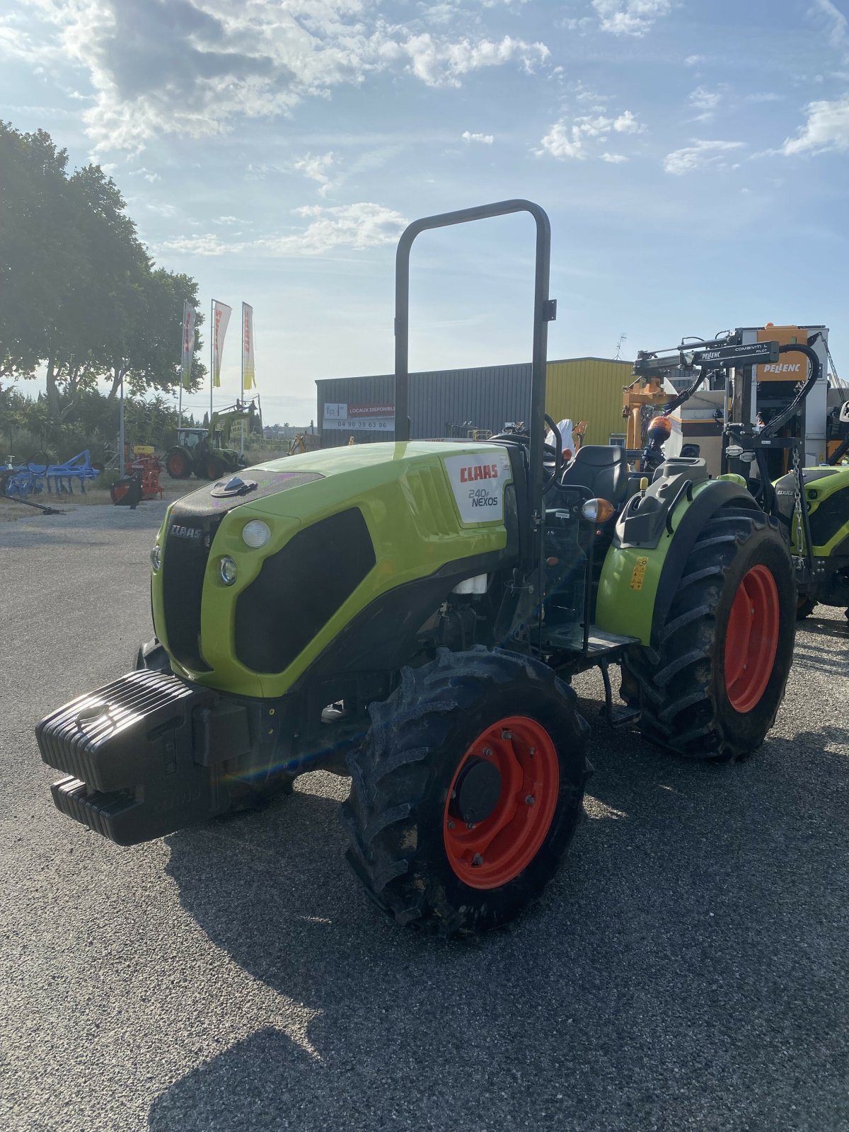 Traktor tipa CLAAS NEXOS 240 F ARCEAU 4RM, Gebrauchtmaschine u SAINT ANDIOL (Slika 2)
