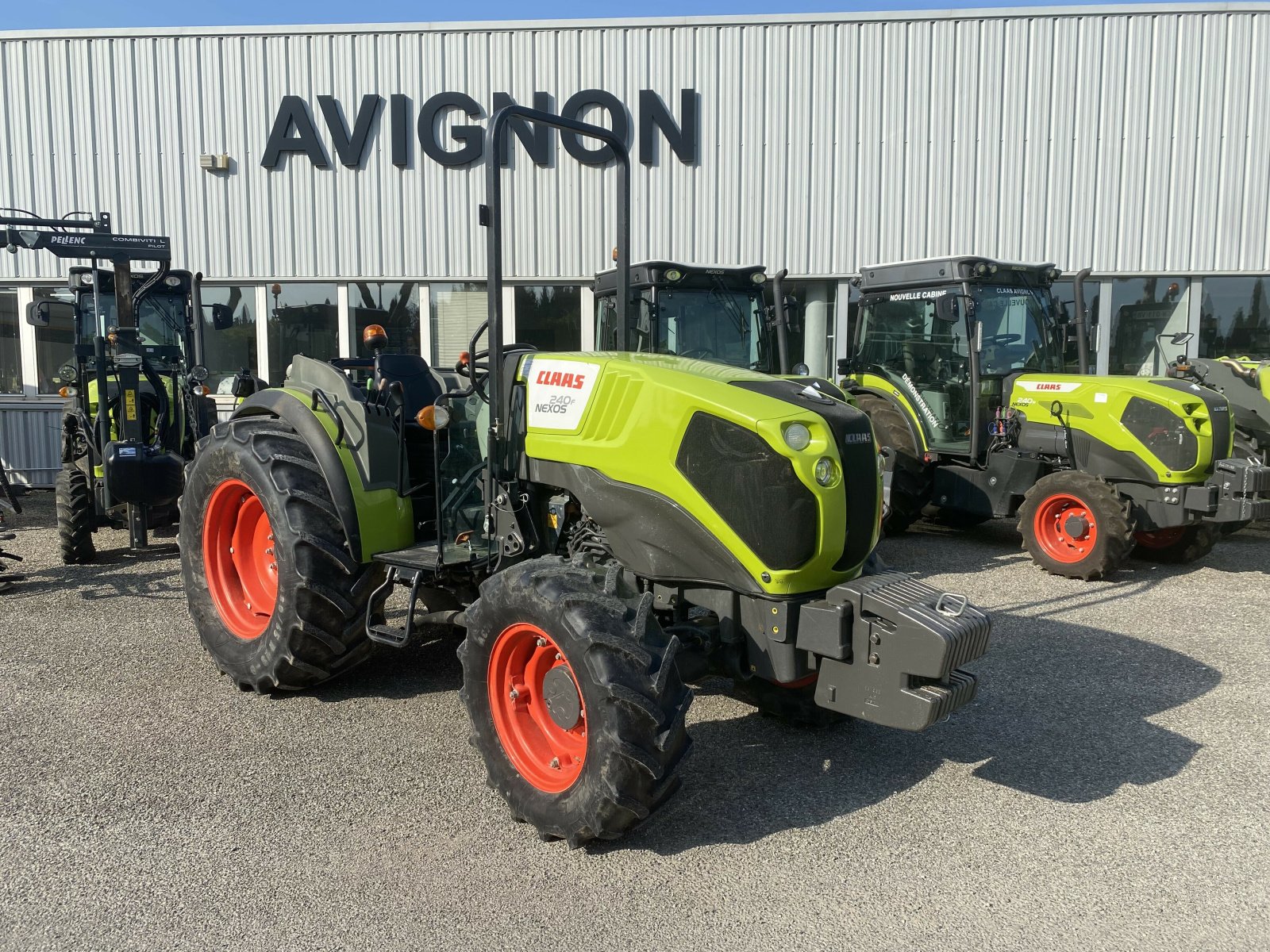 Traktor tipa CLAAS NEXOS 240 F ARCEAU 4RM, Gebrauchtmaschine u SAINT ANDIOL (Slika 1)