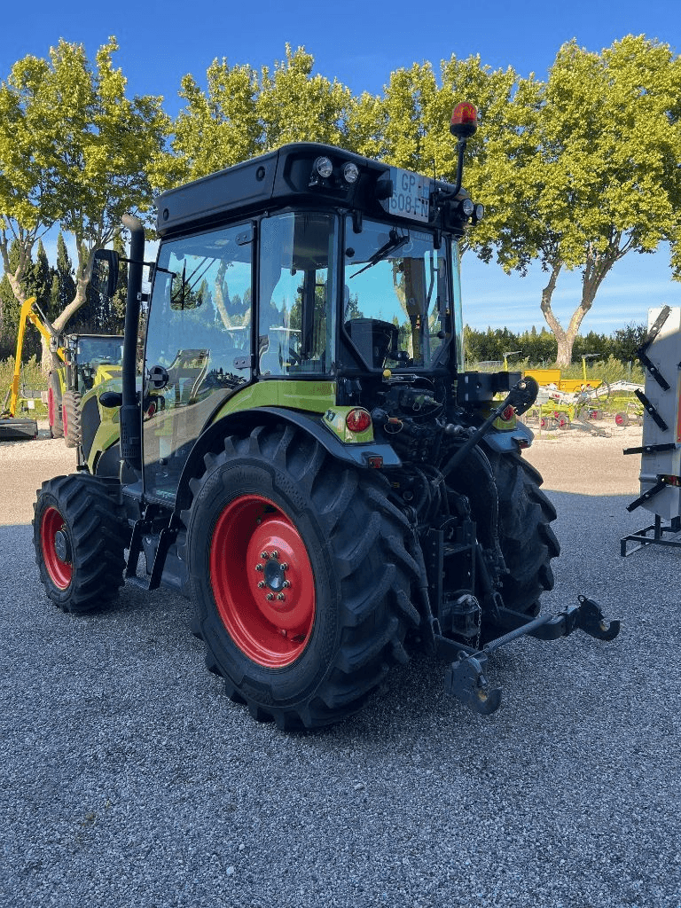 Traktor des Typs CLAAS NEXOS 240 L CABINE TRADITION, Gebrauchtmaschine in SAINT ANDIOL (Bild 4)