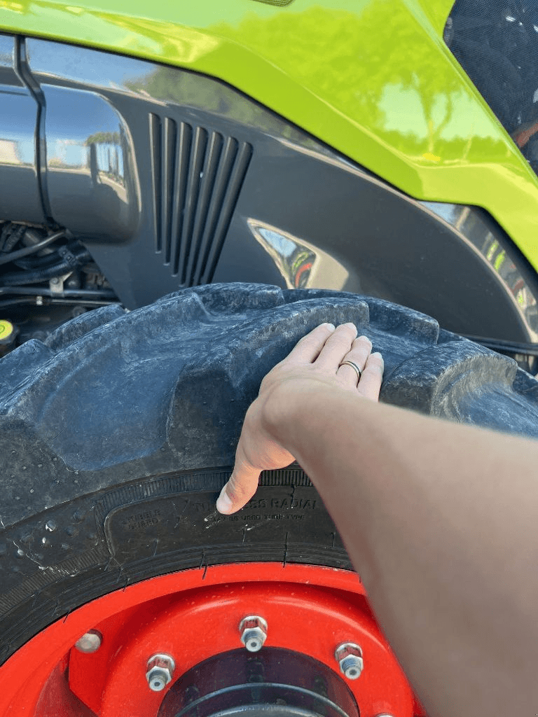 Traktor des Typs CLAAS NEXOS 240 L CABINE TRADITION, Gebrauchtmaschine in SAINT ANDIOL (Bild 11)