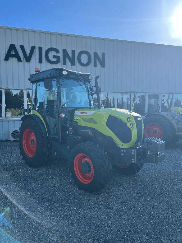 Traktor des Typs CLAAS NEXOS 240 L CABINE TRADITION, Gebrauchtmaschine in SAINT ANDIOL (Bild 2)