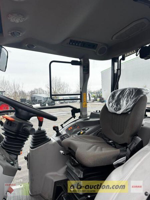 Traktor of the type CLAAS NEXOS 240 M ADVANCED VF, Vorführmaschine in Wassertrüdingen (Picture 6)