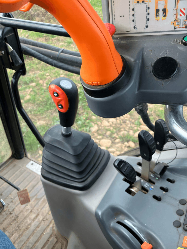 Traktor des Typs CLAAS NEXOS 240 M TRADITION, Gebrauchtmaschine in SAINT ANDIOL (Bild 5)