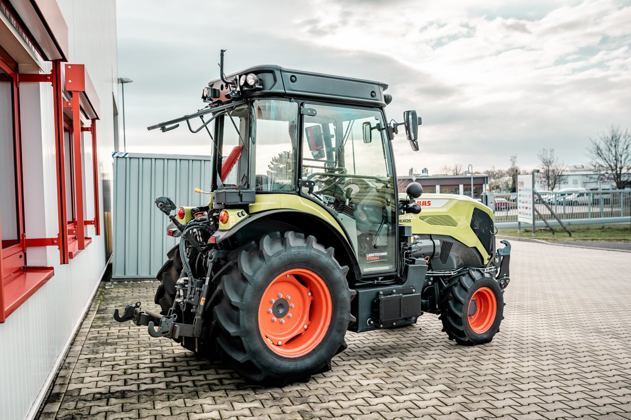 Traktor typu CLAAS Nexos 240, Gebrauchtmaschine v Osterfeld (Obrázek 2)