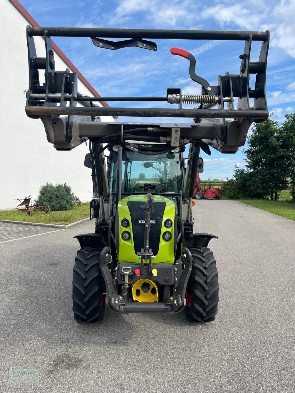 Traktor типа CLAAS Schmalspurtraktor Nexos 210F, Frontlader u. Frontzapfwelle, neuwertig 240Stunden, Gebrauchtmaschine в Geiselhöring (Фотография 5)