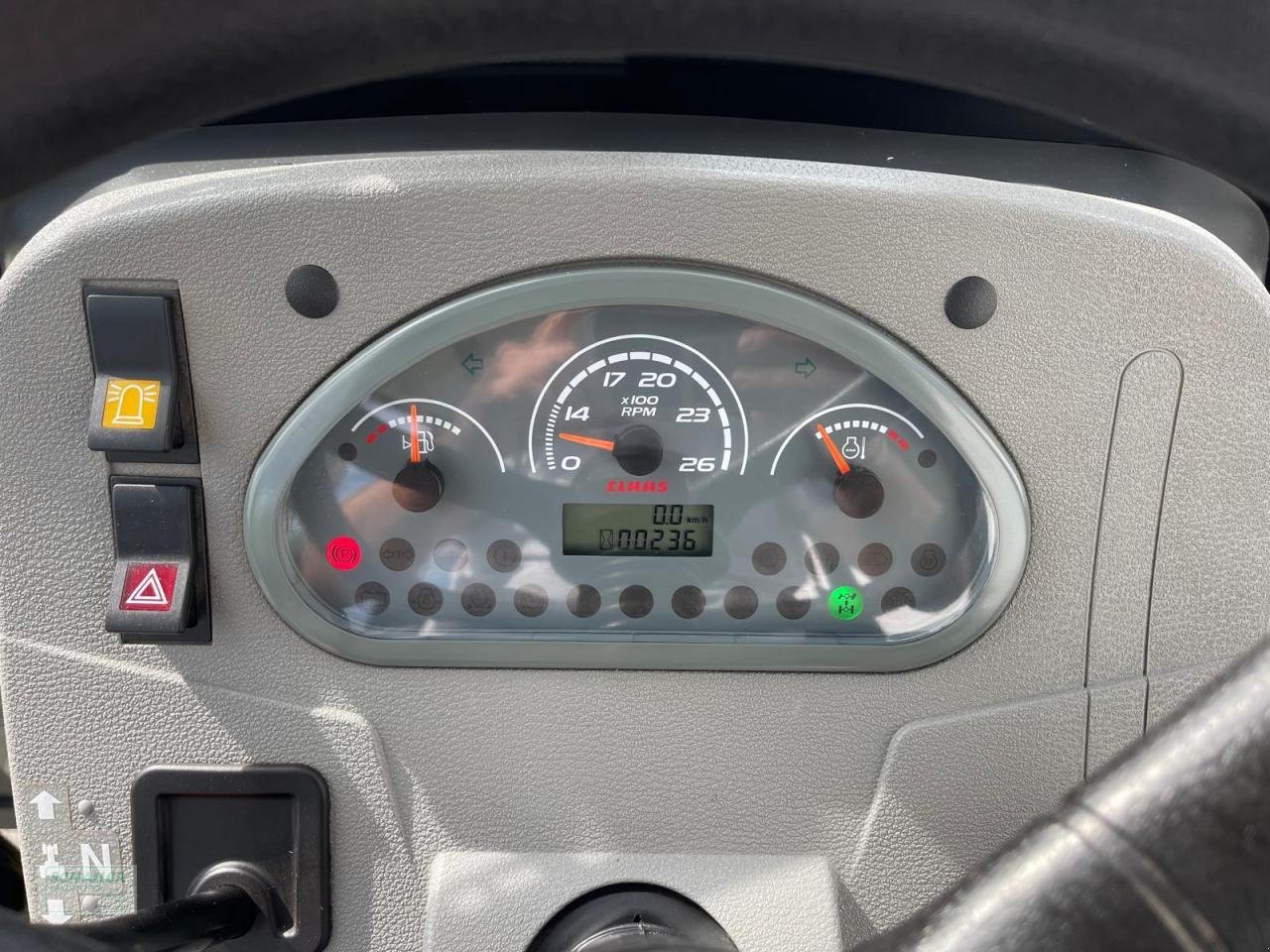 Traktor типа CLAAS Schmalspurtraktor Nexos 210F, Frontlader u. Frontzapfwelle, neuwertig 240Stunden, Gebrauchtmaschine в Geiselhöring (Фотография 14)