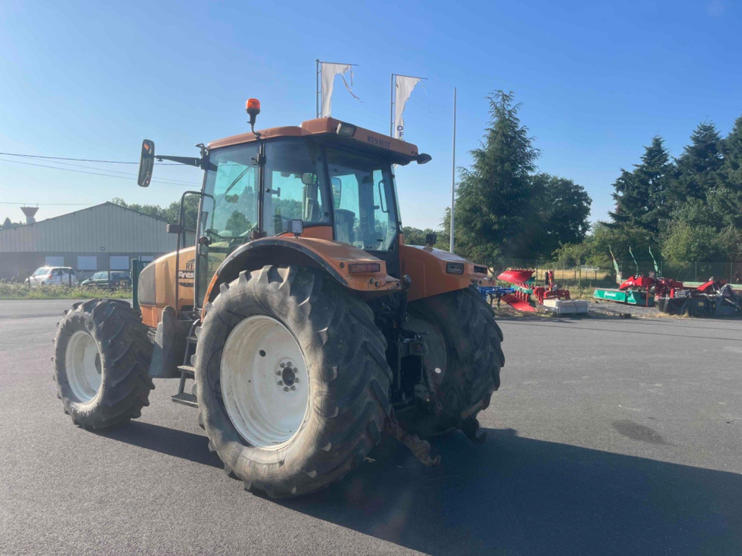 Traktor типа CLAAS Tracteur agricole ARES 656 RZ Claas, Gebrauchtmaschine в LA SOUTERRAINE (Фотография 7)