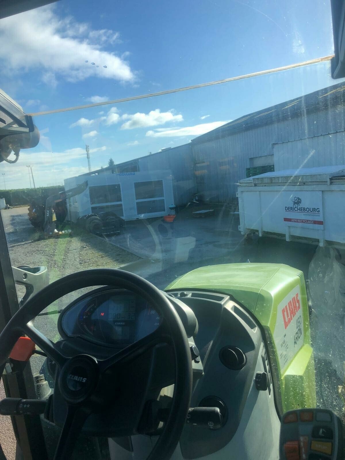 Traktor от тип CLAAS TRACTEUR ARION 460, Gebrauchtmaschine в ST CLEMENT DE LA PLACE (Снимка 10)