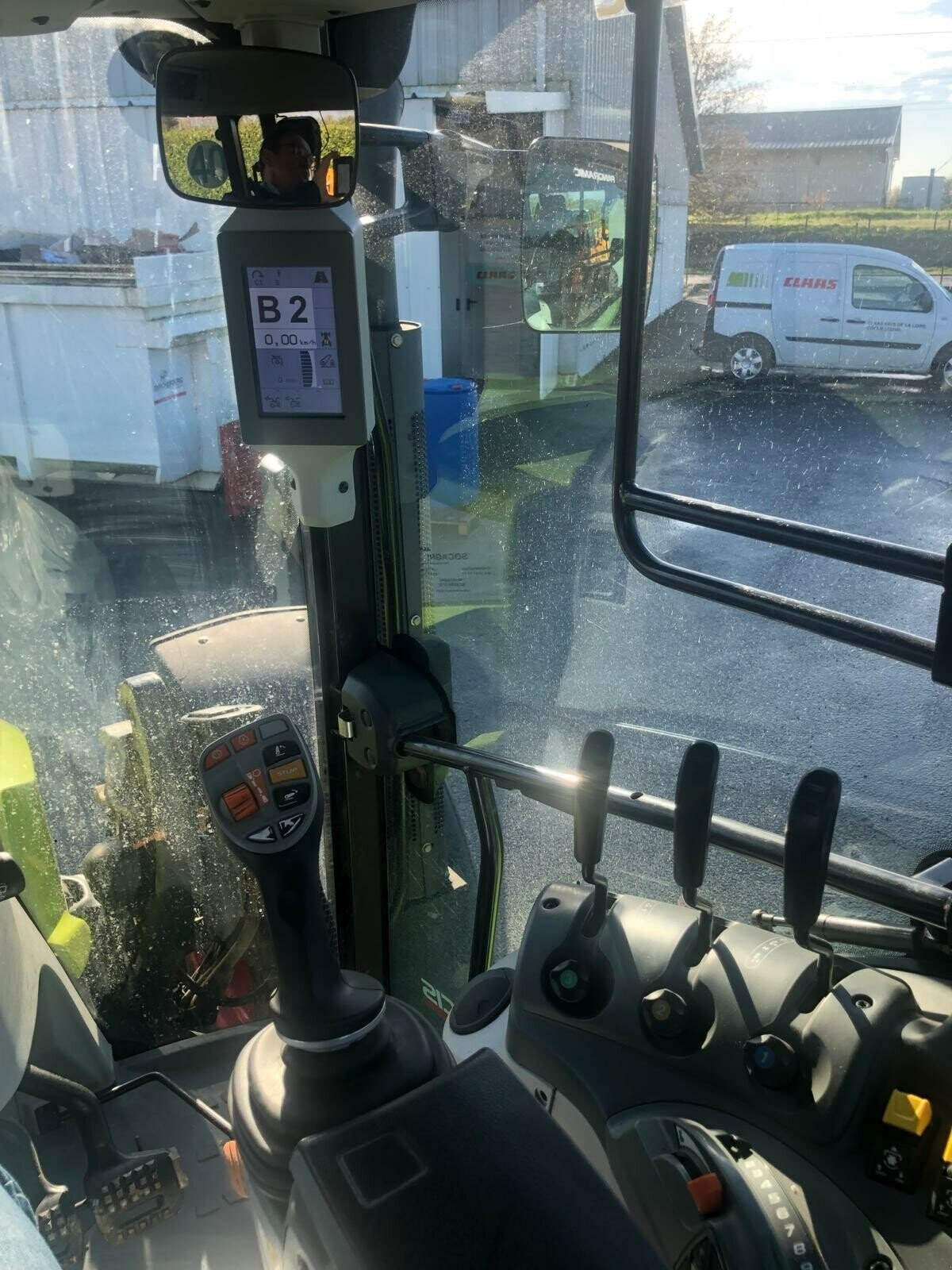 Traktor от тип CLAAS TRACTEUR ARION 460, Gebrauchtmaschine в ST CLEMENT DE LA PLACE (Снимка 9)