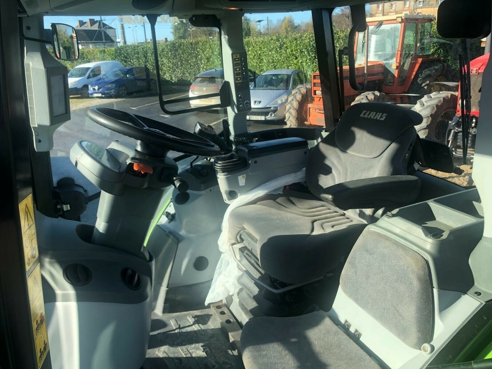 Traktor от тип CLAAS TRACTEUR ARION 460, Gebrauchtmaschine в ST CLEMENT DE LA PLACE (Снимка 7)