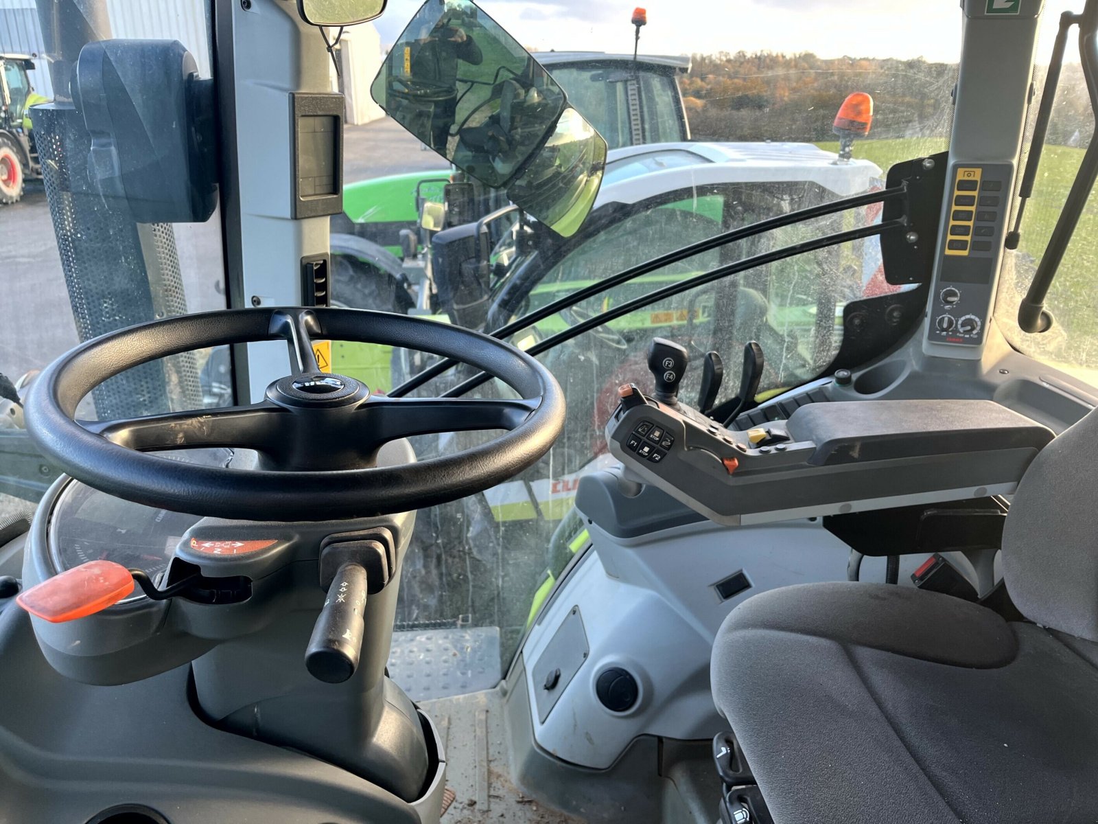 Traktor typu CLAAS TRACTEUR AXION 810  HEXA, Gebrauchtmaschine v PONTIVY (Obrázok 6)